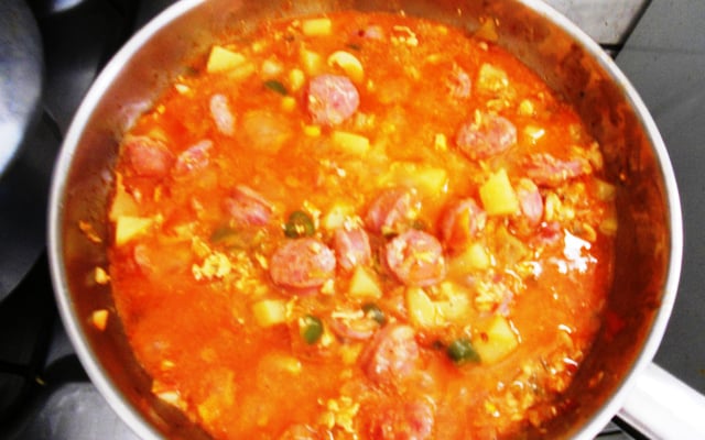 Linguiça ensopada com batatas