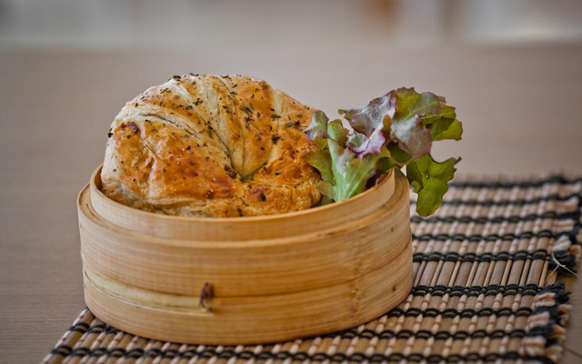 Sanduíche de croissant com frango