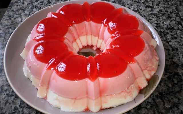 Pudim de gelatina de morango