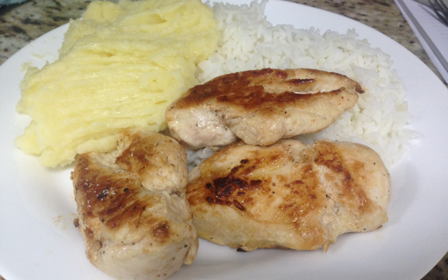 Peito de frango grelhado na manteiga