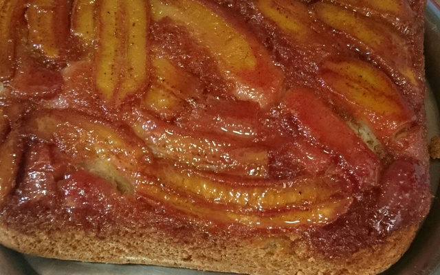 Bolo invertido de banana caramelada de liquidificador