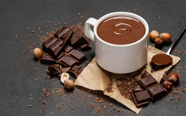 Chocolate quente com barra de chocolate (usando 3 ingredientes)