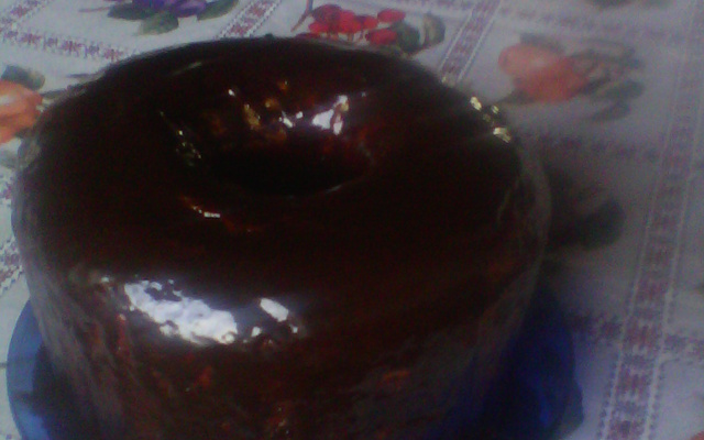 Bolo de fubá fofinho com cobertura de chocolate