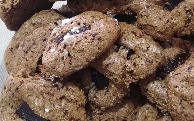 Bolachinha com farinha integral e recheio de goiabada