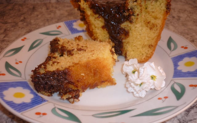 Bolo de fubá fofinho com cobertura de chocolate