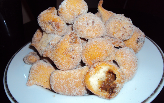 Bolinho de chuva recheado com goiabada ou banana