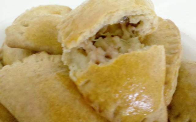 Pastel assado com recheio de pizza