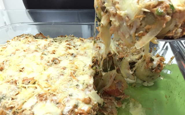 Batatas bolinha gratinadas com cebola na manteiga e atum