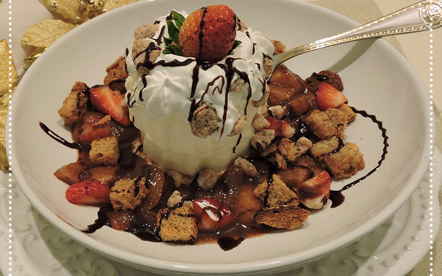 Sorvete com crocante, praliné e maçã caramelizada