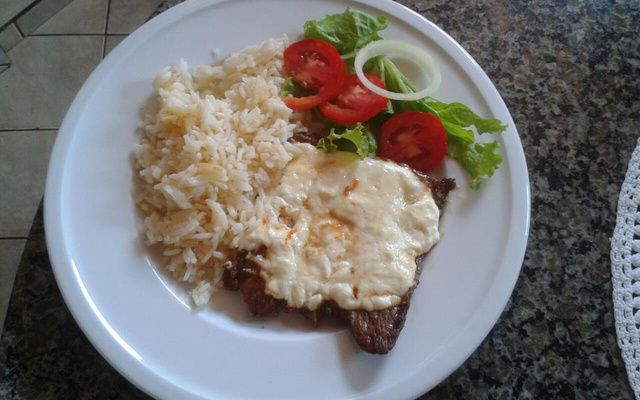 Filé mignon ao molho de queijo