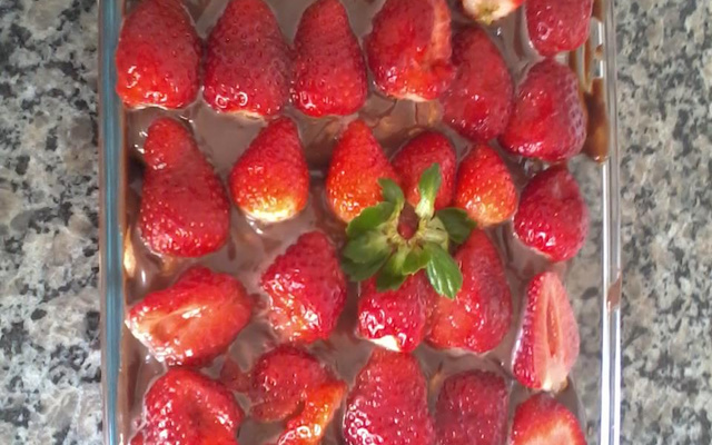 Pavê de chocolate com morangos