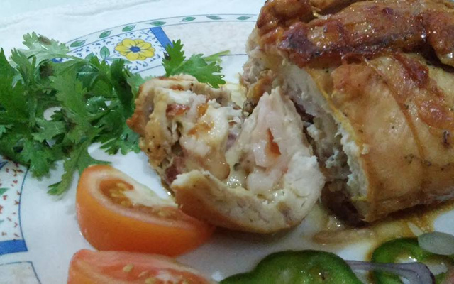 Rolê de frango com bacon e queijo
