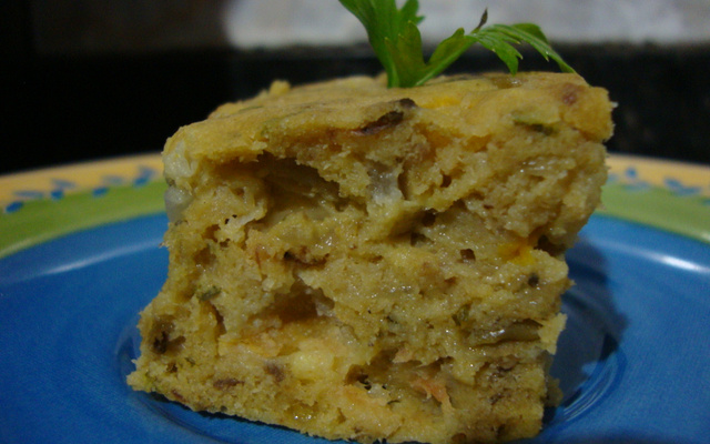Torta rápida e nutritiva de fubá de micro-ondas