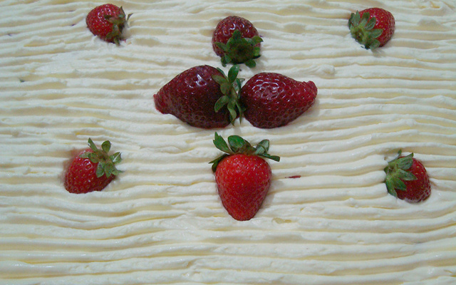 Bolo de morangos na travessa