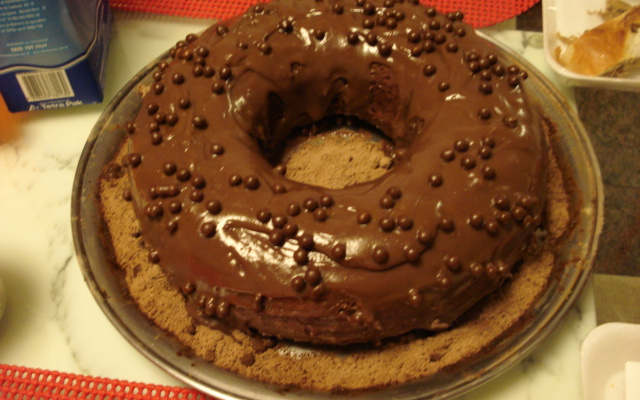 Bolo de chocolate com calda de chocolate