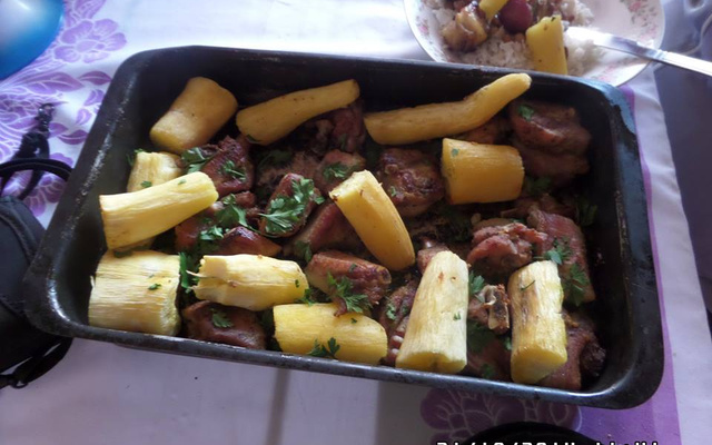 Costelinha de porco assada com mandioca