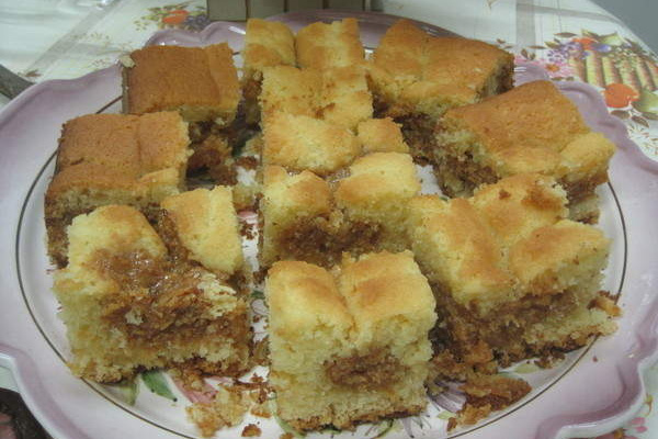 Bolo escondidinho de leite condensado e coco queimado