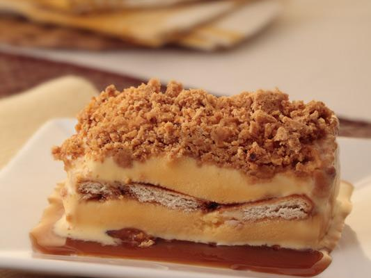 Pavê de sorvete de milho verde com paçoca