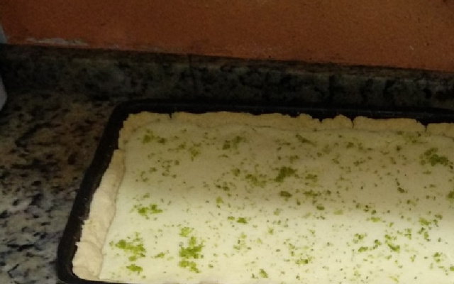 Torta de massa podre de leite condensado com limão