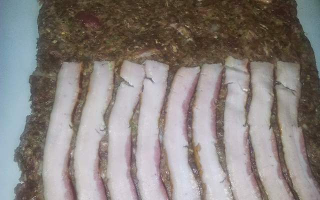 Rocambole de carne moída com linguiça