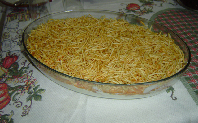 Torta de cebola com batata palha