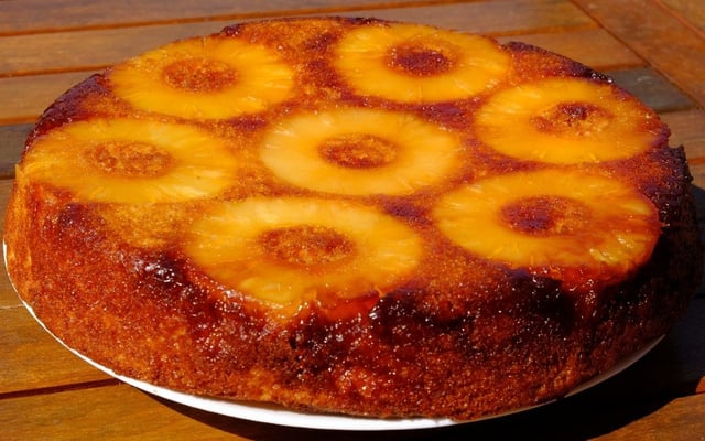 Torta de abacaxi com rodelas da fruta por cima da massa