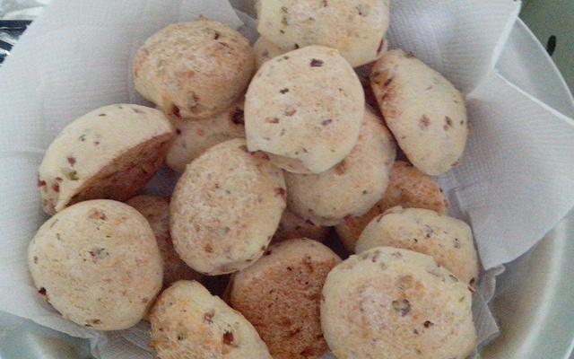Pão de queijo temperado com calabresa