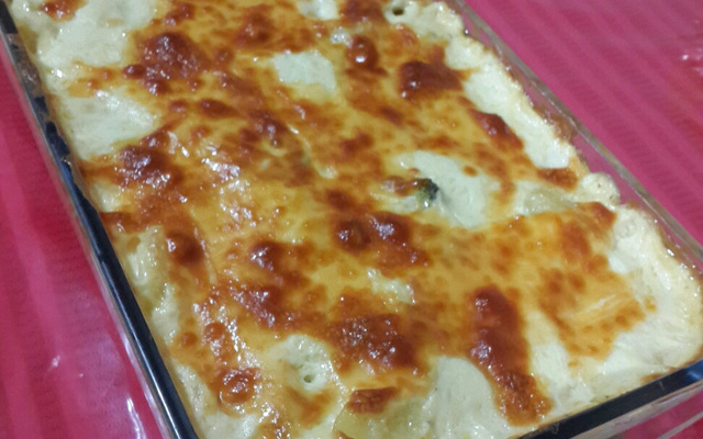 Batata gratinada com brócolis e bacon