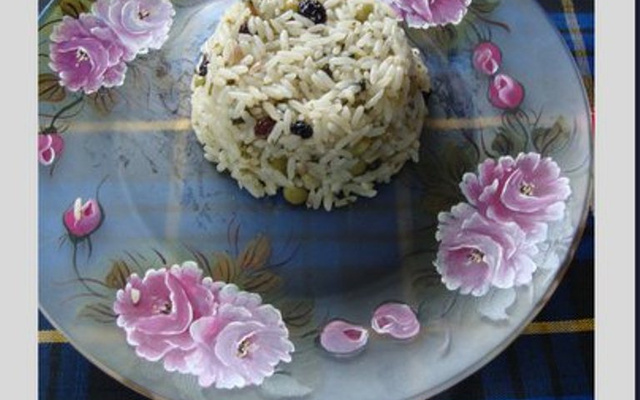Arroz com temperos verdes, passas e ervilhas do Lúcio Cezar