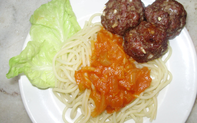 Espaguete com almôndegas saudáveis