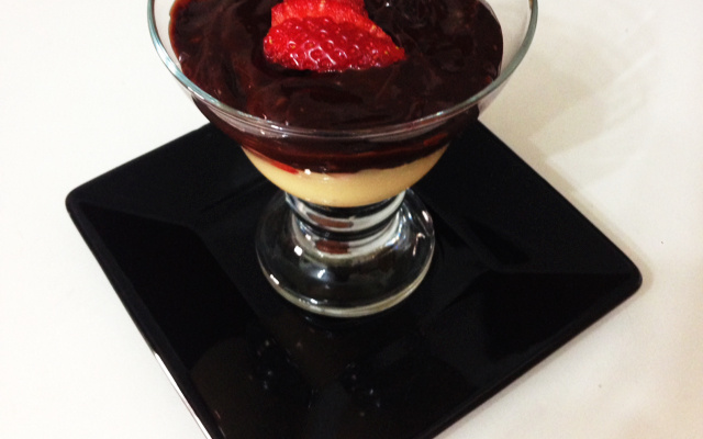 Bombom de morango na travessa