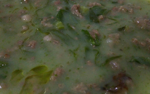 Caldo verde com carne moída