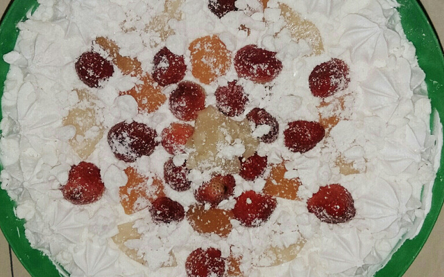 Merengue de morangos e pêssegos cremoso