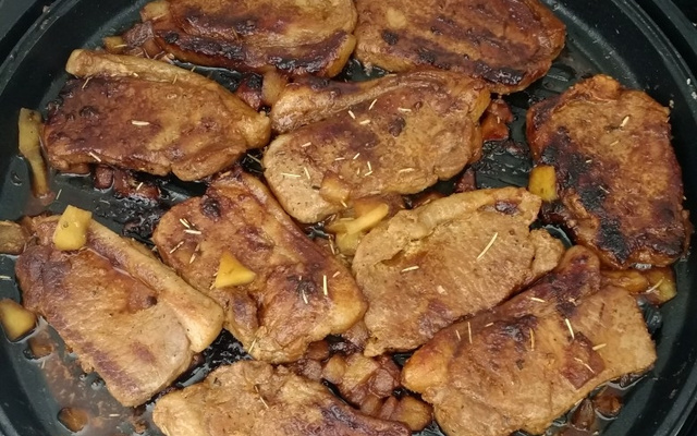 Bisteca de porco com maçã