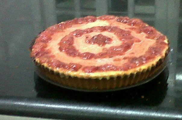 Cheesecake com molho de morangos
