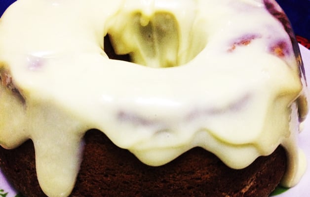 Bolo de iogurte com cobertura de leite condensado e limão