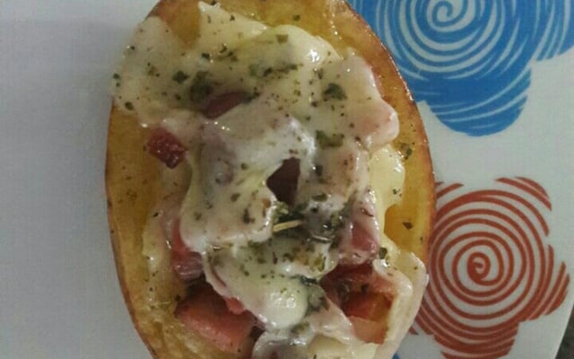 Batata assada recheada com bacon