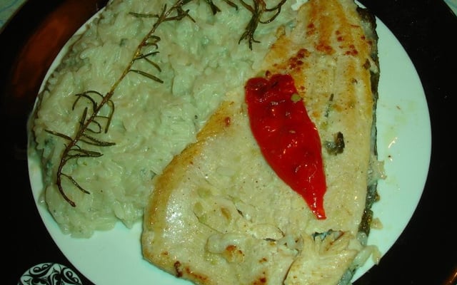 Trutas grelhadas com alecrim e pimenta vermelha