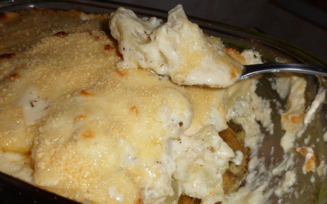 Batatas ao forno com molho branco e queijos