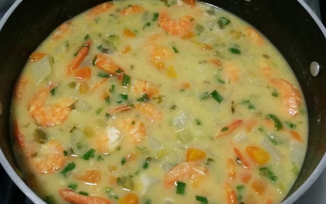 Camarão ao molho de coco com legumes