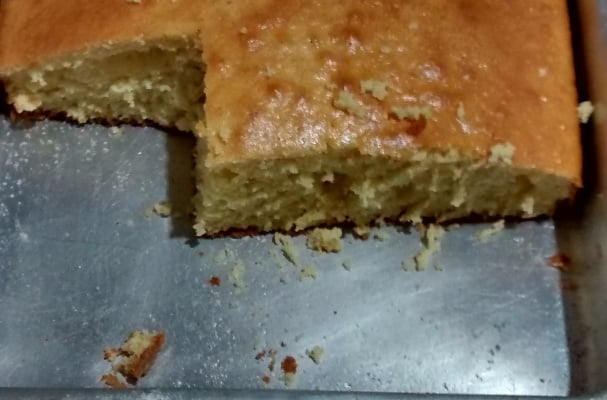 Bolo com gelatina de abacaxi