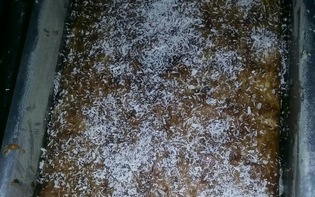 Bolo simples de coco com cobertura de chocolate (muito fácil)