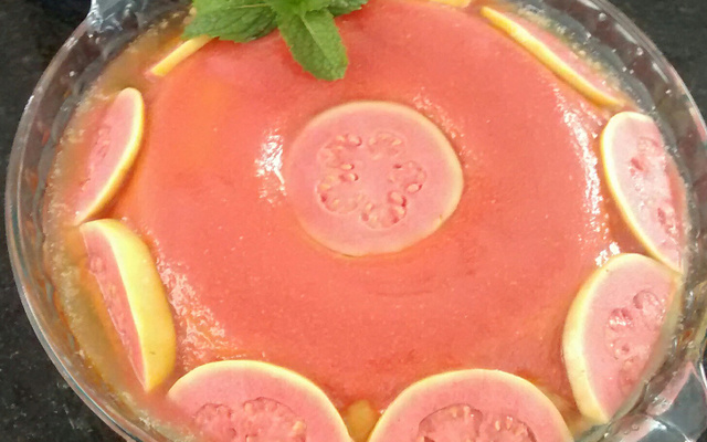 Pudim de iogurte com calda de morango