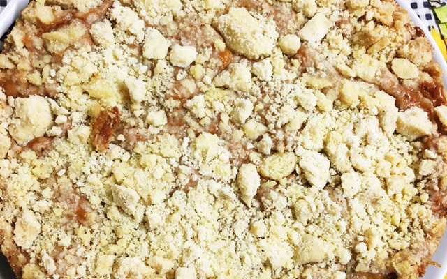 Cuca de banana com doce de leite