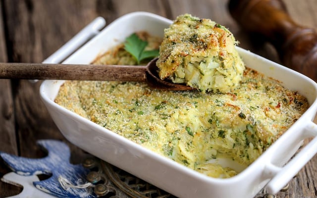 Torta de bacalhau de travessa com massa simples