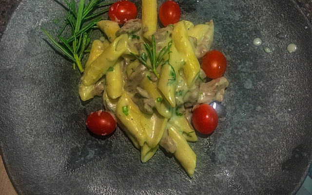 Penne com iscas de mignon ao molho gorgonzola
