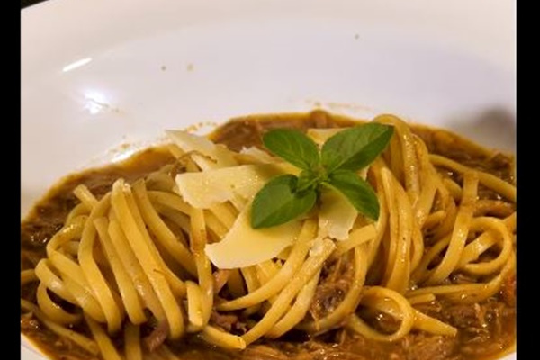 Macarrão com ragu de carne 