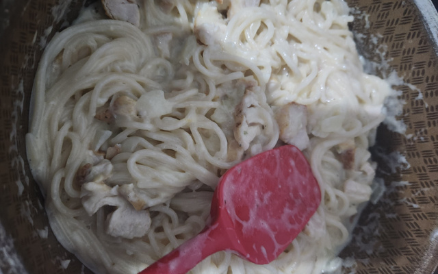 Espaguete ao molho branco com filé de frango