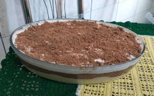 Marido gelado em travessa finalizado com chocolate em pó