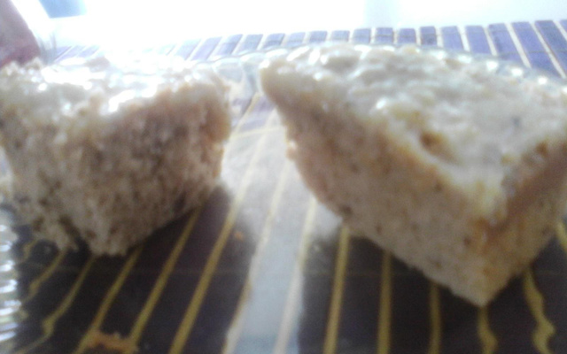 Bolo de nozes e castanha com cobertura de camafeu